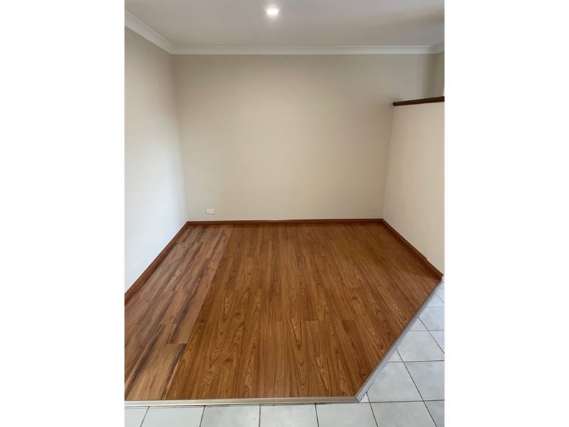 Lovely spacious street front 3 7