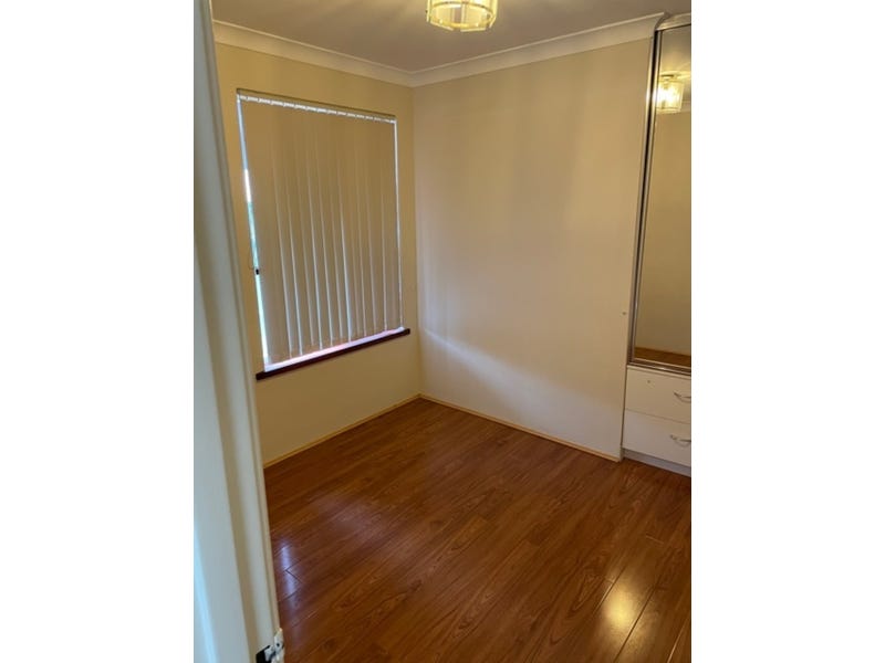 Lovely spacious street front 3 9