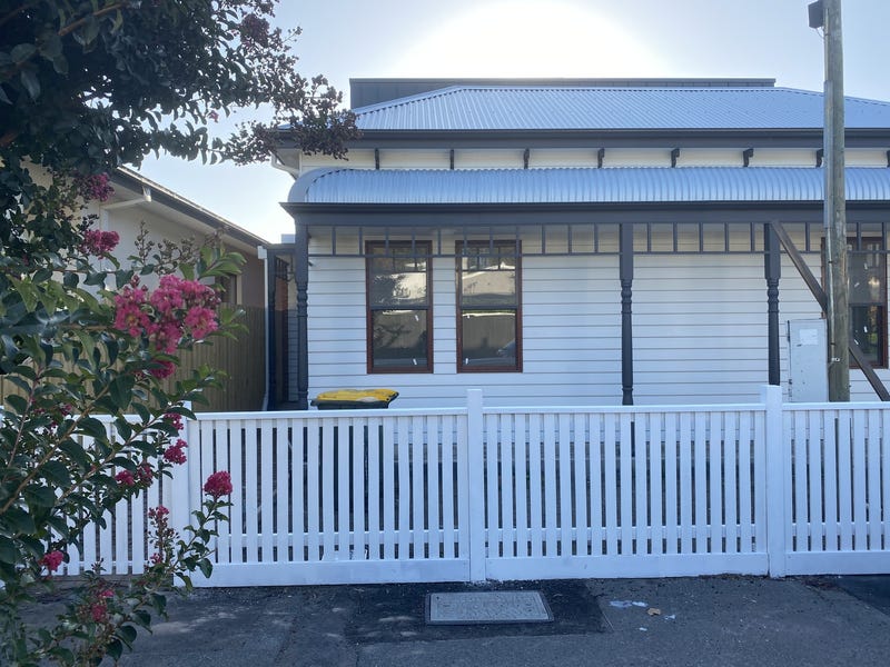 3BR Brand New Modern House in Great loaction off Swan St ,Train!