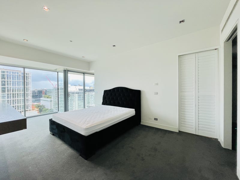 Luxurious Living in Royal Domain 6