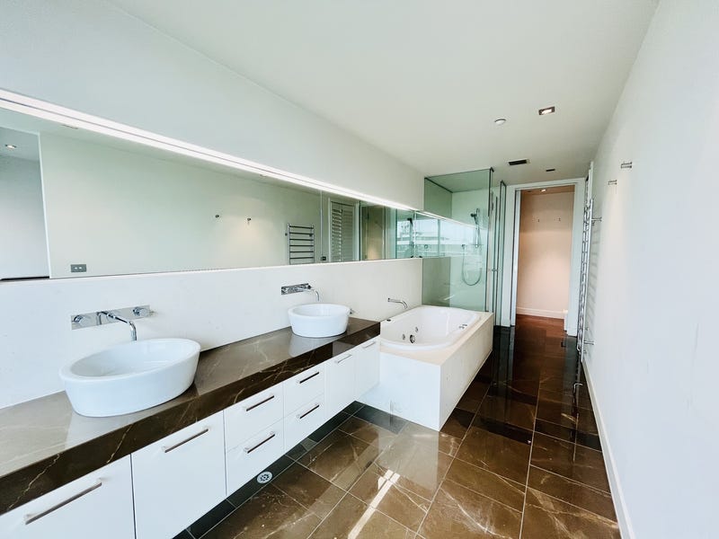 Luxurious Living in Royal Domain 7