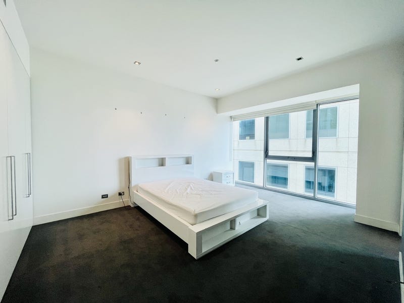 Luxurious Living in Royal Domain 8