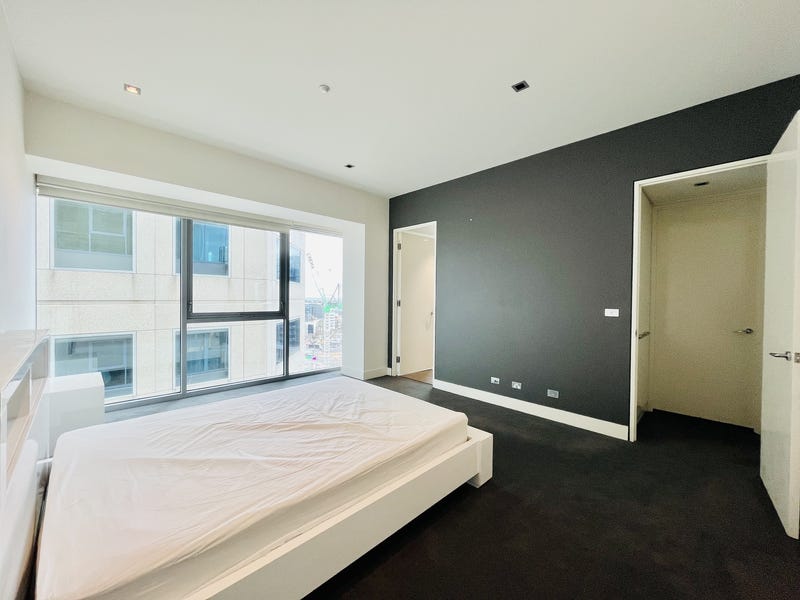 Luxurious Living in Royal Domain 9