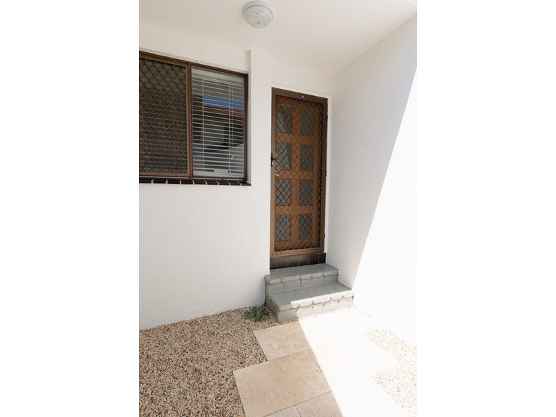 Newly renovated townhouse 8