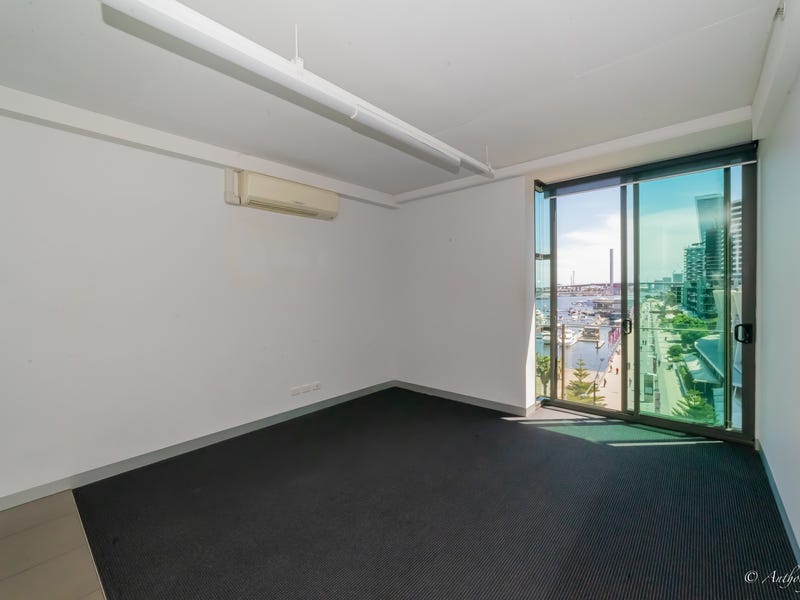 Docklands Waterfront 1-Bed Residence with 7