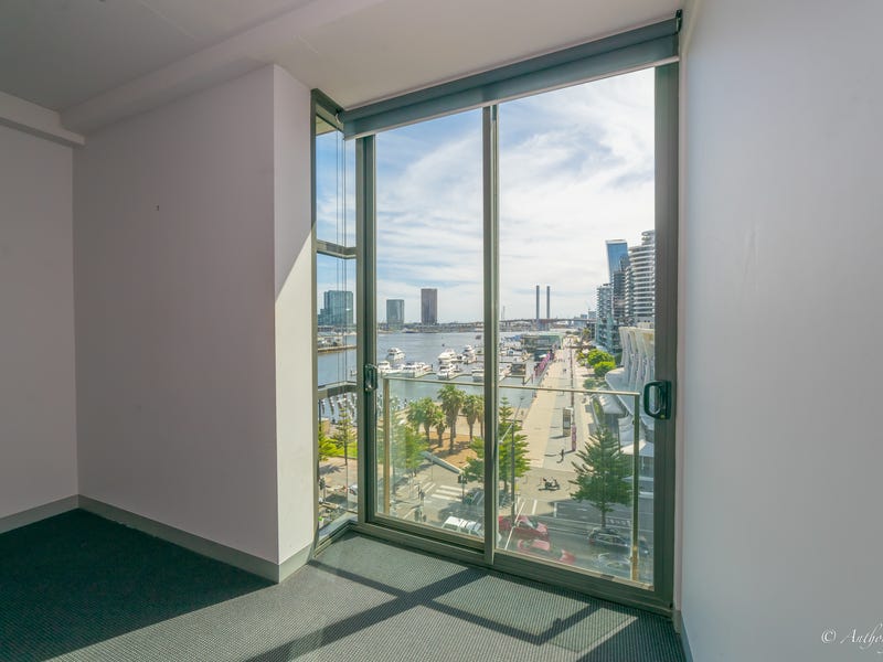 Docklands Waterfront 1-Bed Residence with 11
