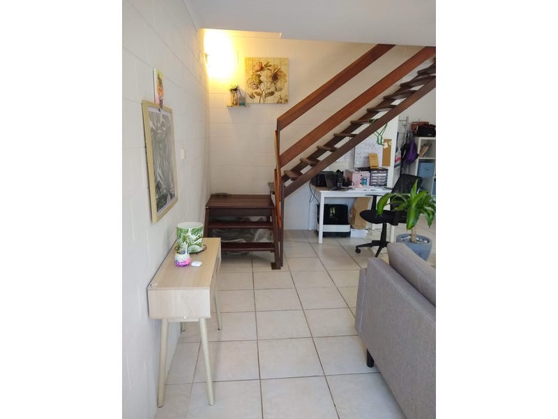 Spacious townhouse, one block from 2