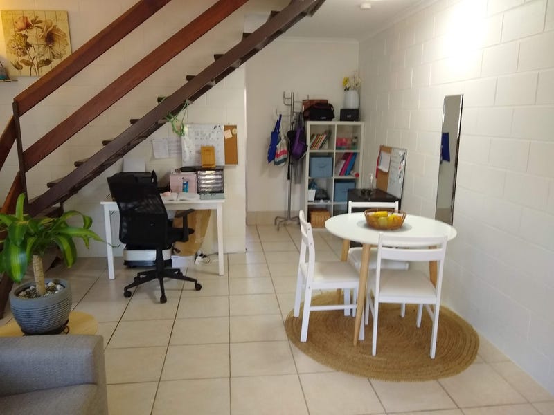 Spacious townhouse, one block from 3