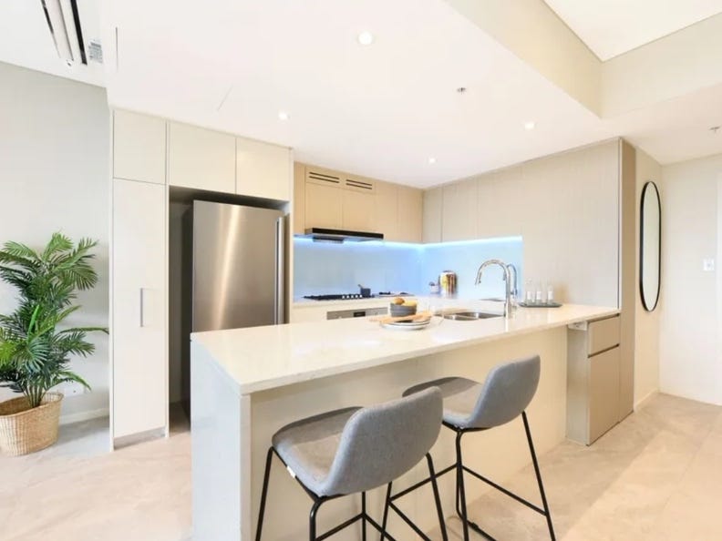 LARGE, CLEAN, BRIGHT and MODERN 6