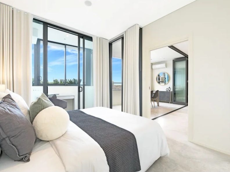 LARGE, CLEAN, BRIGHT and MODERN 7