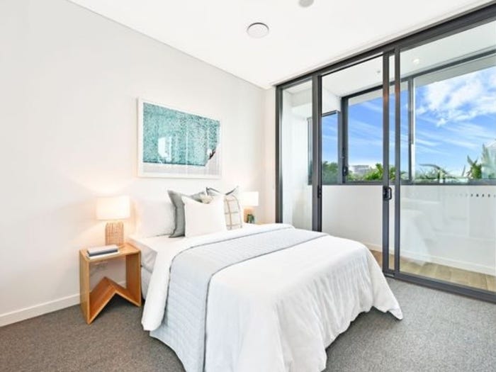 LARGE, CLEAN, BRIGHT and MODERN 8