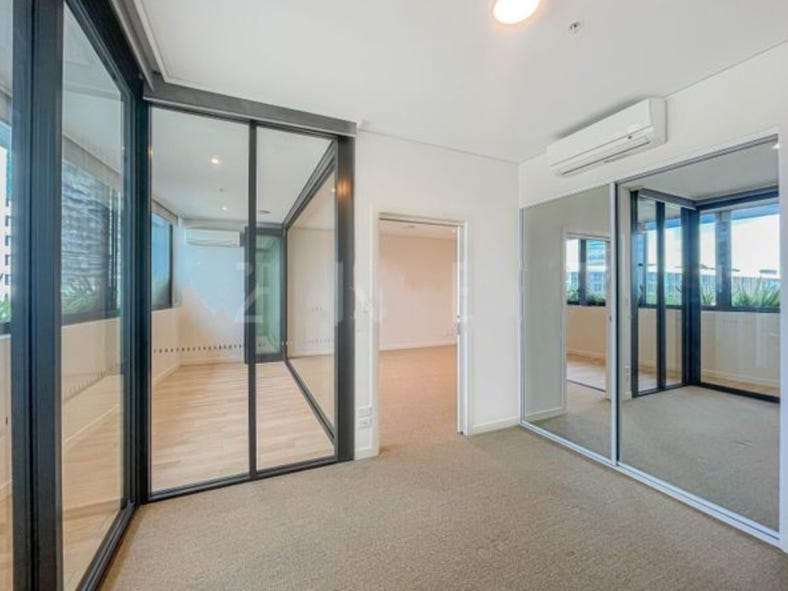 LARGE, CLEAN, BRIGHT and MODERN 13