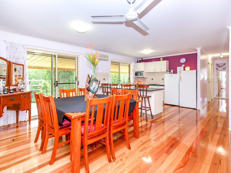 Beautifully maintained 4 bedroom brick 9