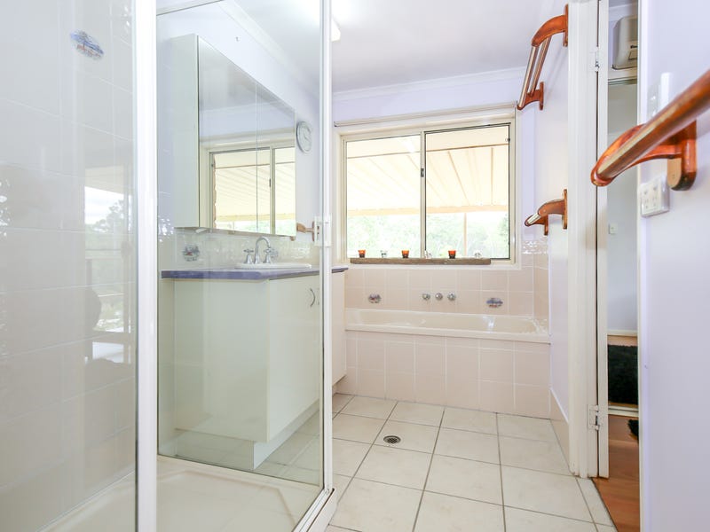 Beautifully maintained 4 bedroom brick 11