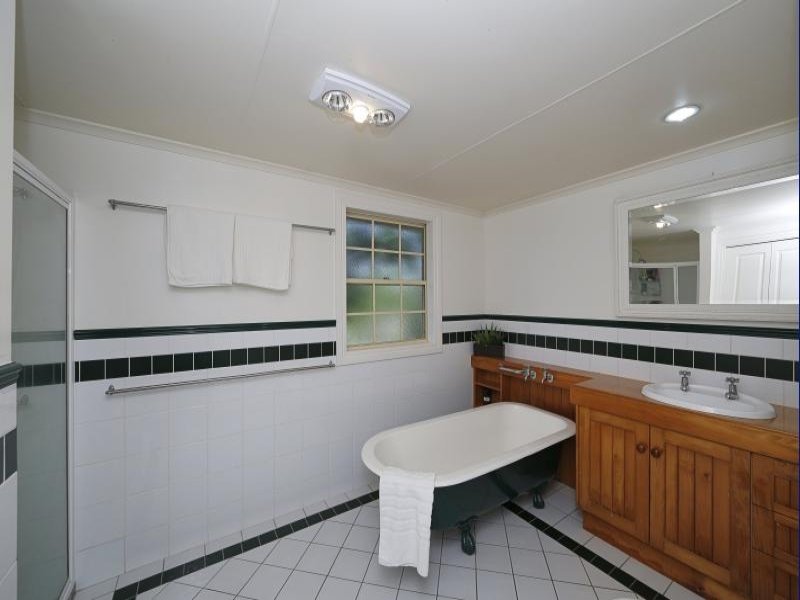 QUEENSLANDER ON ACREAGE RIGHT IN 11