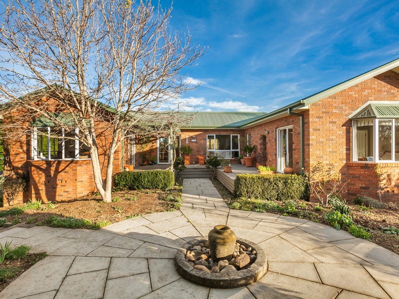 CONVENIENT COMFORTABLE COUNTRY LIFESTYLE WITH POSSIBLE FUTURE SUBDIVISION