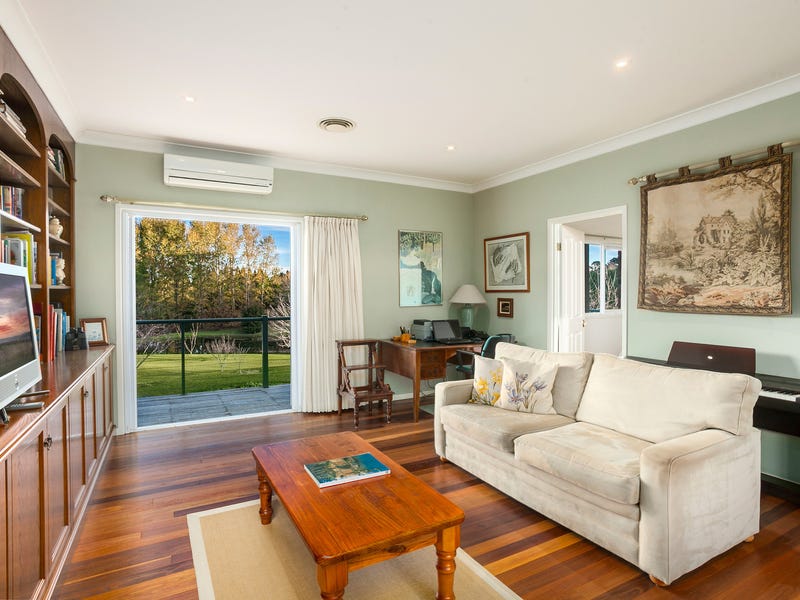 CONVENIENT COMFORTABLE COUNTRY LIFESTYLE WITH 2