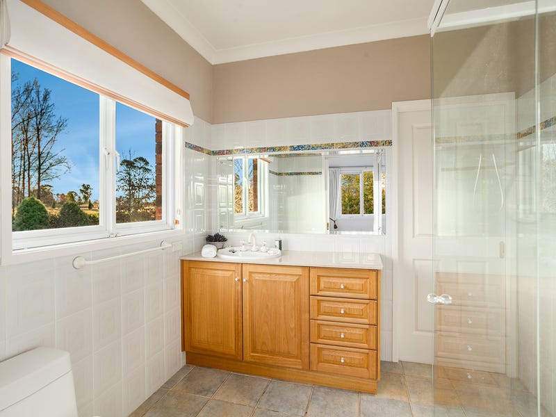 CONVENIENT COMFORTABLE COUNTRY LIFESTYLE WITH 3