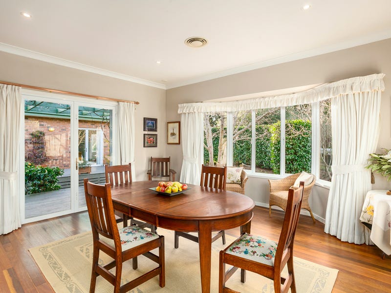 CONVENIENT COMFORTABLE COUNTRY LIFESTYLE WITH 5