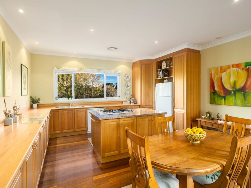 CONVENIENT COMFORTABLE COUNTRY LIFESTYLE WITH 6