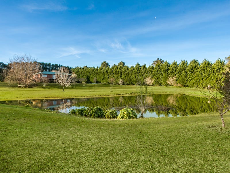 CONVENIENT COMFORTABLE COUNTRY LIFESTYLE WITH 9