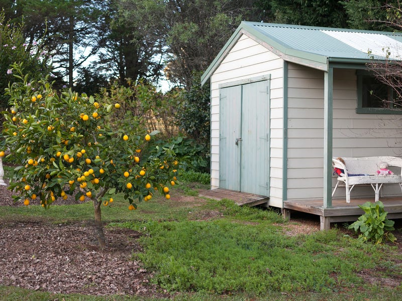 CONVENIENT COMFORTABLE COUNTRY LIFESTYLE WITH 10