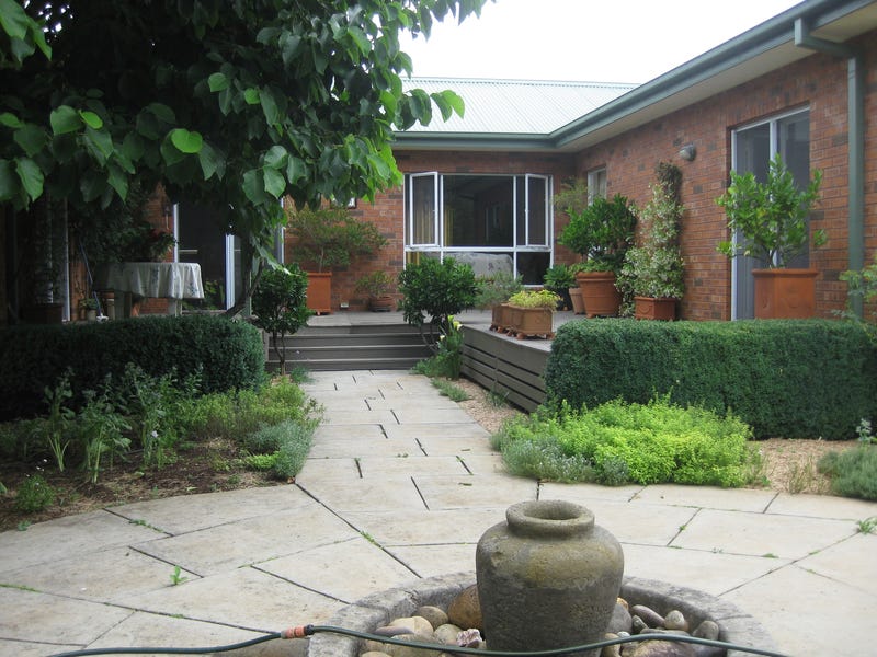 CONVENIENT COMFORTABLE COUNTRY LIFESTYLE WITH 12