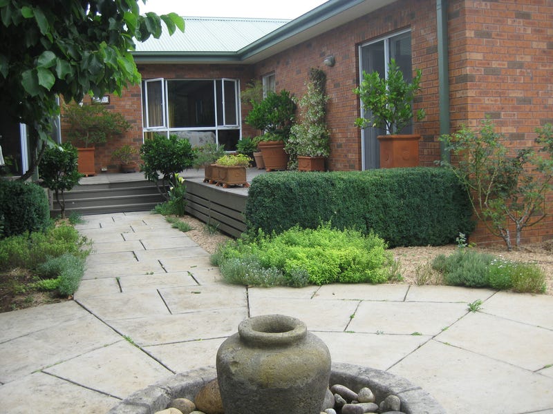 CONVENIENT COMFORTABLE COUNTRY LIFESTYLE WITH 13