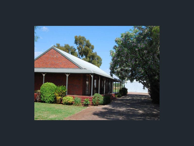 HOME AWAY FROM HOME BESIDE LAKE MULWALA WHERE THE OVENS MEETS THE MURRAY