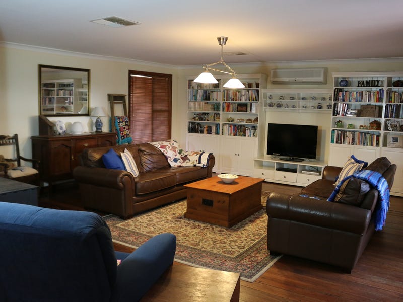 One acre in Gelorup with large home and huge 167m2 wood working shed.