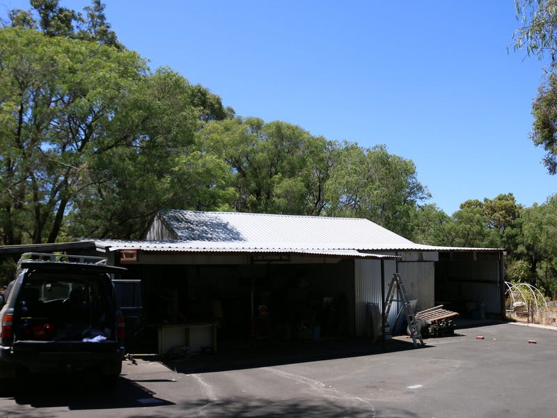 One acre in Gelorup with 18