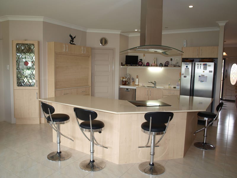 Large Executive Style Home On 3