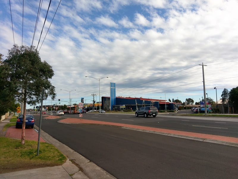 HOUSE ON 567 m2 OPPOSITE PACIFIC WERRIBEE!!!