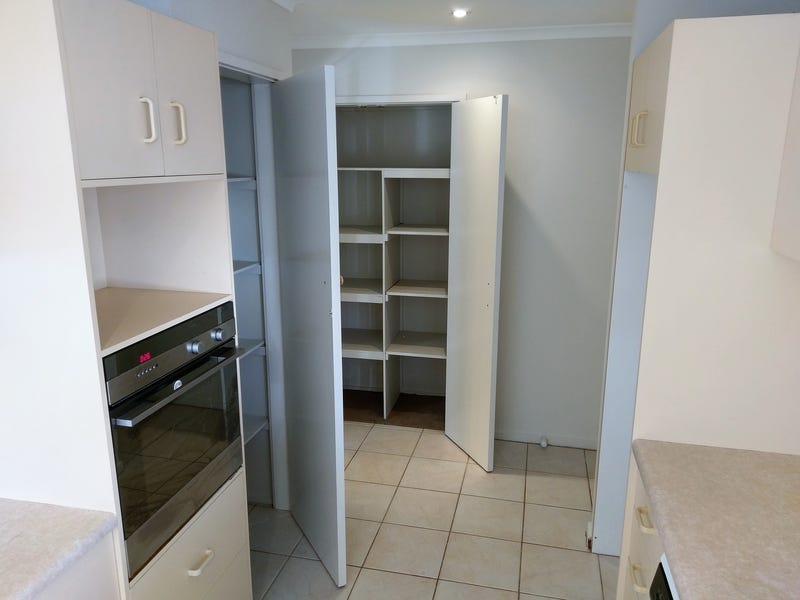 HOUSE ON 567 m2 OPPOSITE 8
