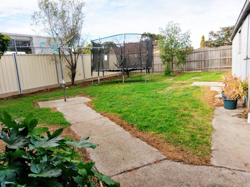 HOUSE ON 567 m2 OPPOSITE 23
