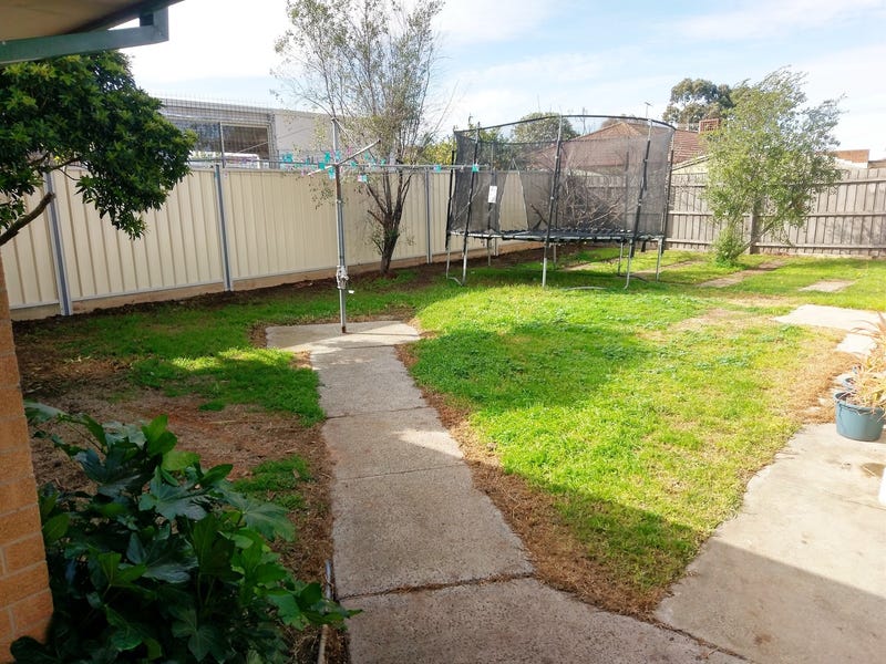 HOUSE ON 567 m2 OPPOSITE 25