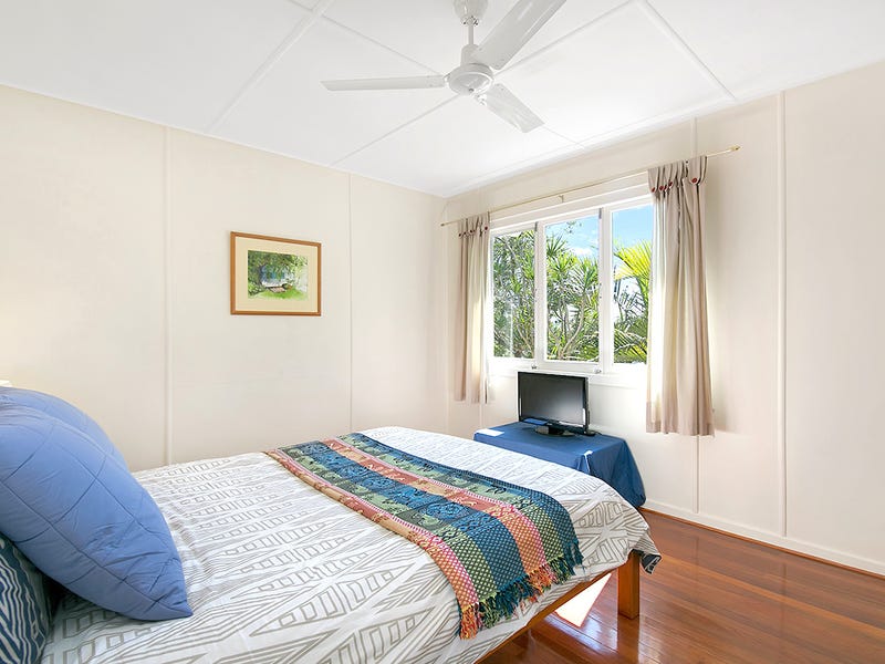 A 5-BEDROOM HOUSE IN INDOOROOPILLY 5