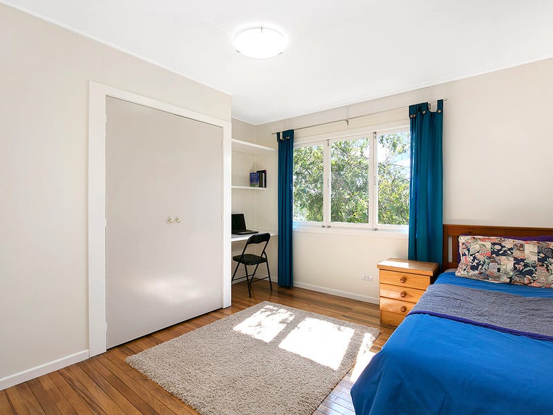 A 5-BEDROOM HOUSE IN INDOOROOPILLY 6