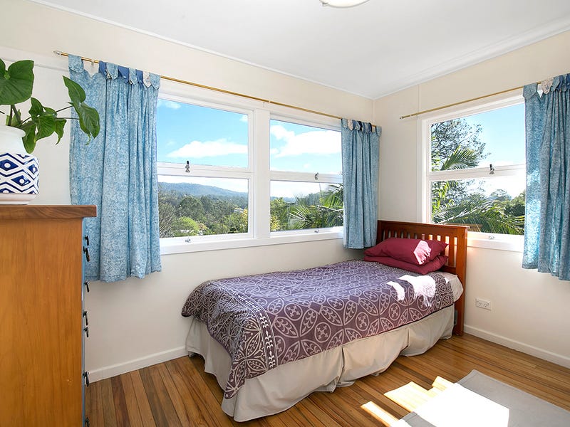 A 5-BEDROOM HOUSE IN INDOOROOPILLY 7