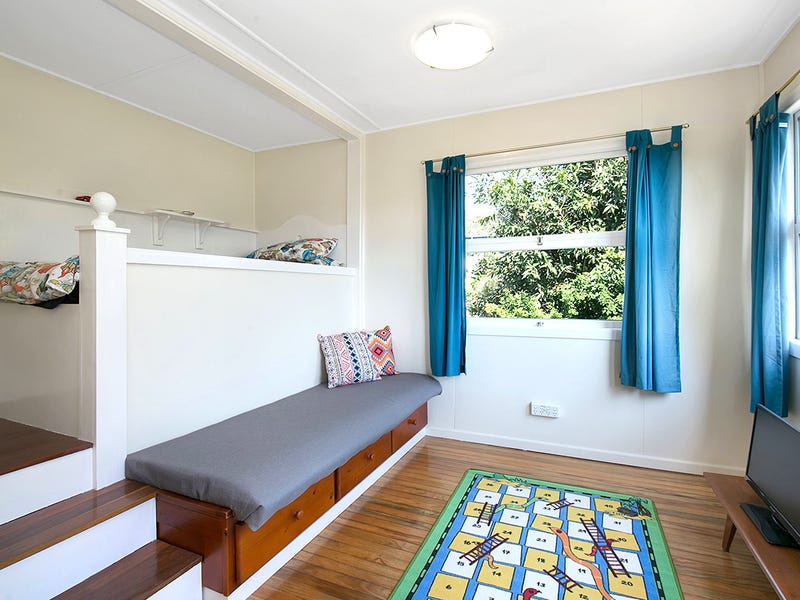 A 5-BEDROOM HOUSE IN INDOOROOPILLY 8