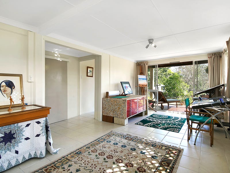 A 5-BEDROOM HOUSE IN INDOOROOPILLY 9