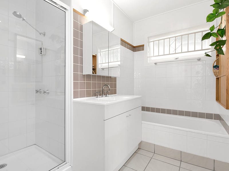 A 5-BEDROOM HOUSE IN INDOOROOPILLY 11