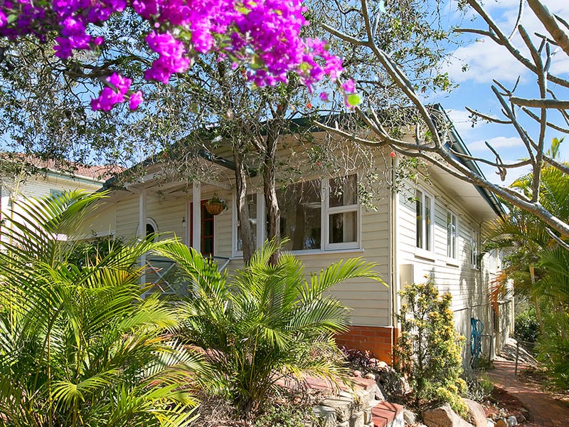 A 5-BEDROOM HOUSE IN INDOOROOPILLY 13