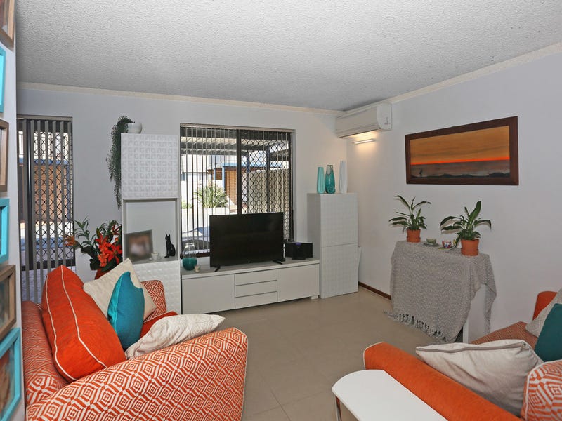 200 mtrs to Beach and 5