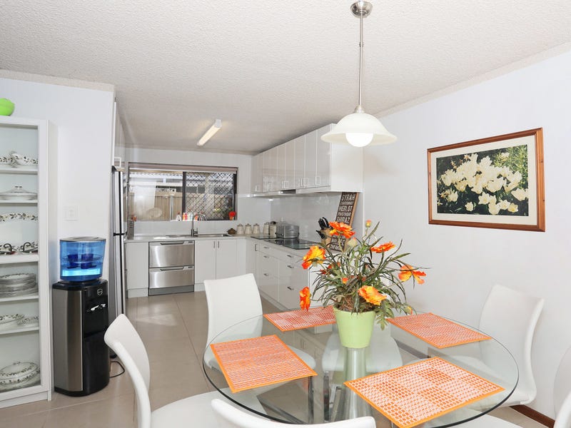 200 mtrs to Beach and 9