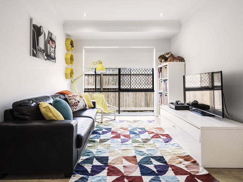 Large family home in quiet 13