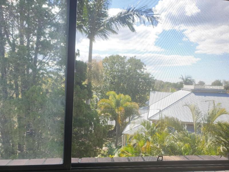 TOP FLOOR, GREAT LOCATION,  5