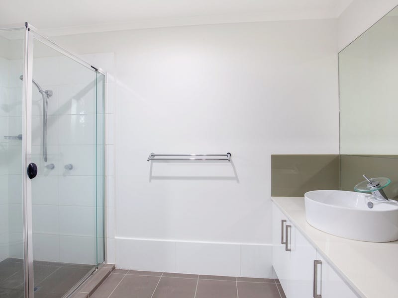 SPACIOUS RENOVATED FAMILY HOME 5