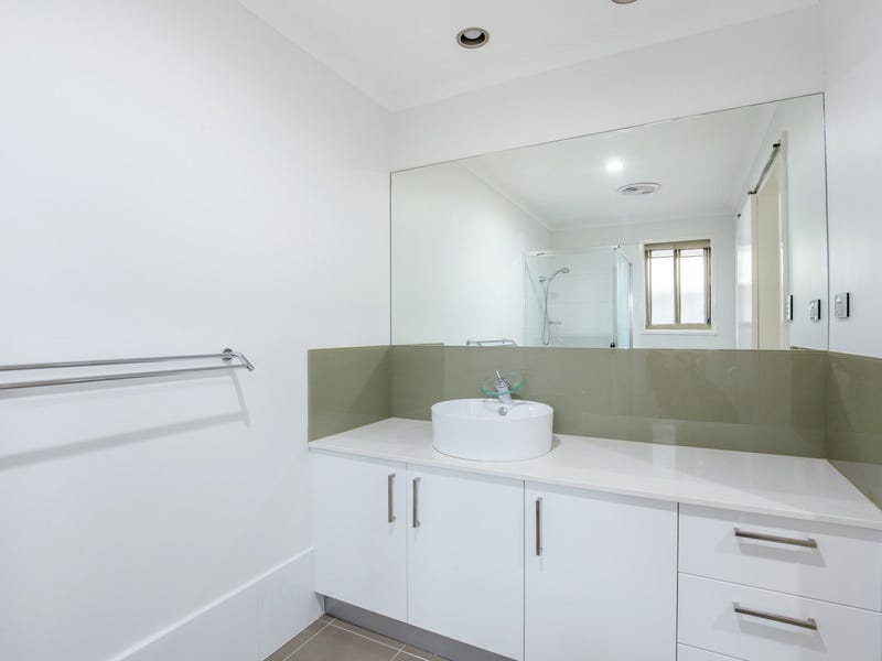 SPACIOUS RENOVATED FAMILY HOME 6