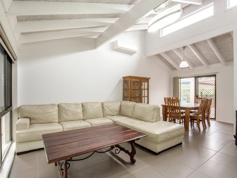 SPACIOUS RENOVATED FAMILY HOME 9